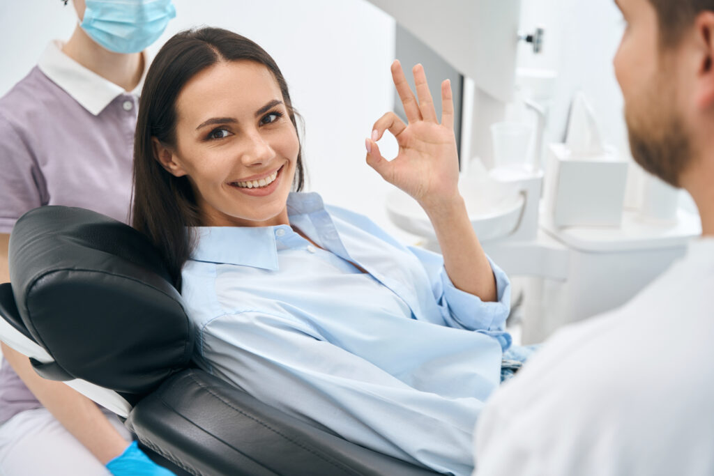 R3dental Implant-supported dentures are over-dentures fixed to the gums by mini implants. For patients with an uncomfortable or loose-fitting denture, stabilizing it with mini implants can be a more comfortable and functional solution.